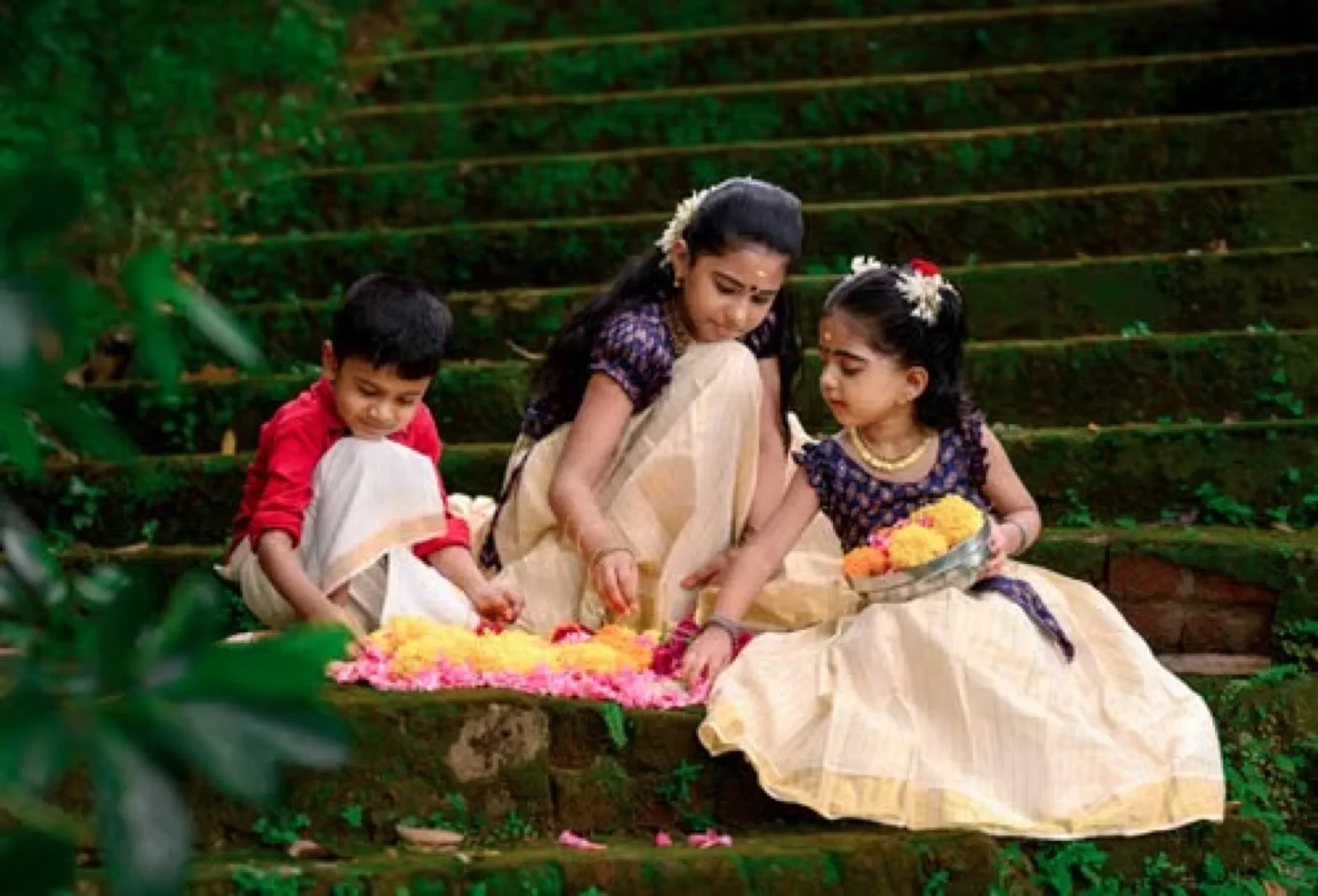 Children making an Onam pookalam